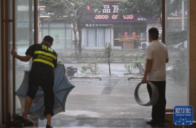 台风桦加沙登陆广东：铁皮杂物乱飞 阳江受灾严重